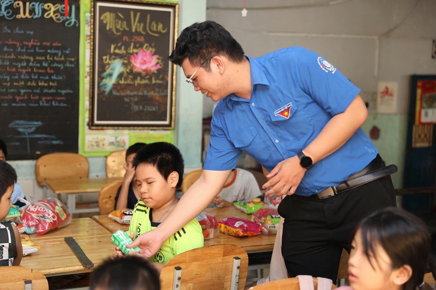 Tuổi trẻ PTSC tổ chức chương trình “Vui tết Trung thu”cho các bé khó khăn ở lớp học tình thương