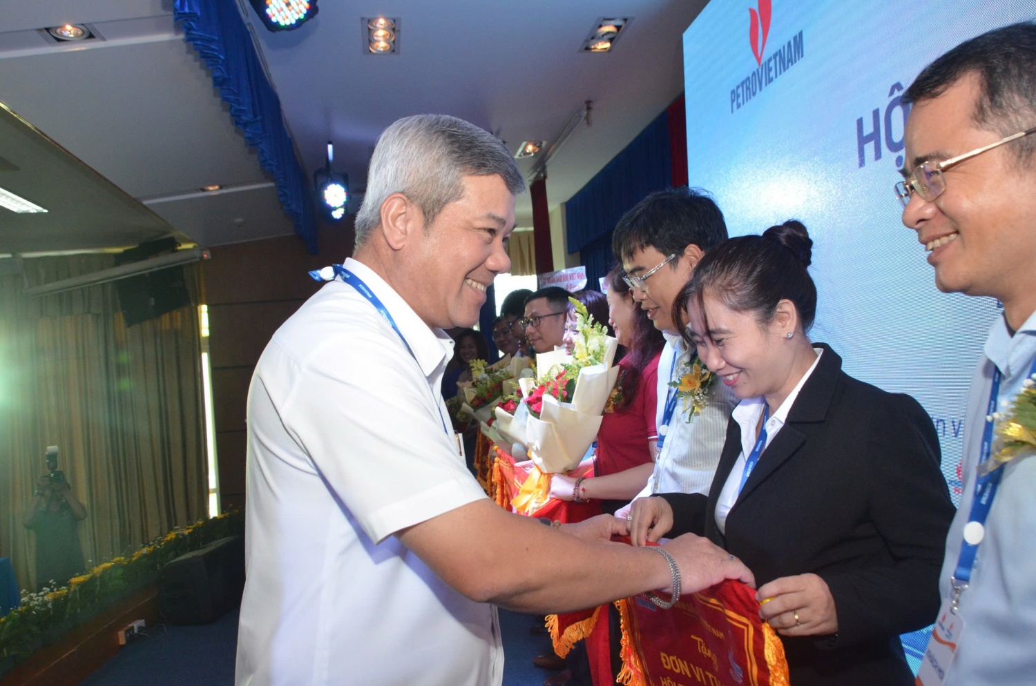 Khơi dậy niềm đam mê, lòng tự hào nghề nghiệp trong mỗi NLĐ Dầu khí Khơi dậy niềm đam mê, lòng tự hào nghề nghiệp trong mỗi NLĐ Dầu khí