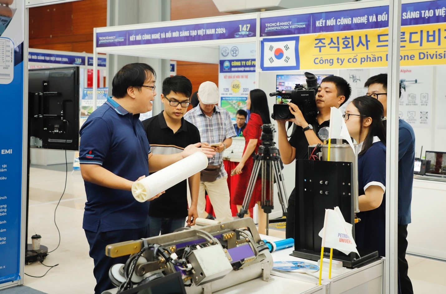 Sản phẩm Thiết bị xử lý dầu Diesel – Sclean; Màng và hệ thống Thu hồi hơi xăng bằng Công nghệ màng nhận được sự thu hút của báo chí, khách thăm quan Sản phẩm Thiết bị xử lý dầu Diesel – Sclean; Màng và hệ thống Thu hồi hơi xăng bằng Công nghệ màng nhận được sự thu hút của báo chí, khách thăm quan