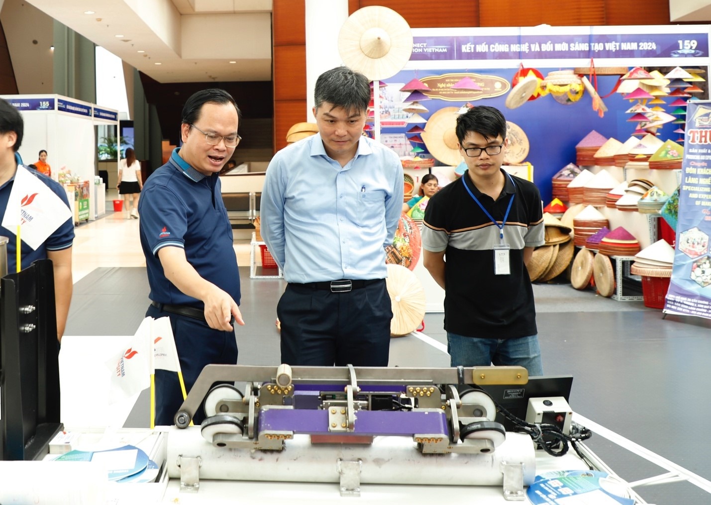 Trưởng nhóm nghiên cứu, TS. Vũ Minh Hùng đang giới thiệu sản phẩm, thiết bị Trưởng nhóm nghiên cứu, TS. Vũ Minh Hùng đang giới thiệu sản phẩm, thiết bị