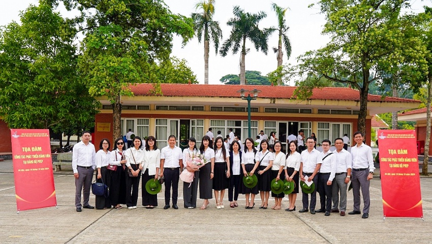 Đảng ủy PVEP tổ chức tọa đàm công tác phát triển Đảng viên khu vực phía Bắc Đảng ủy PVEP tổ chức tọa đàm công tác phát triển Đảng viên khu vực phía Bắc