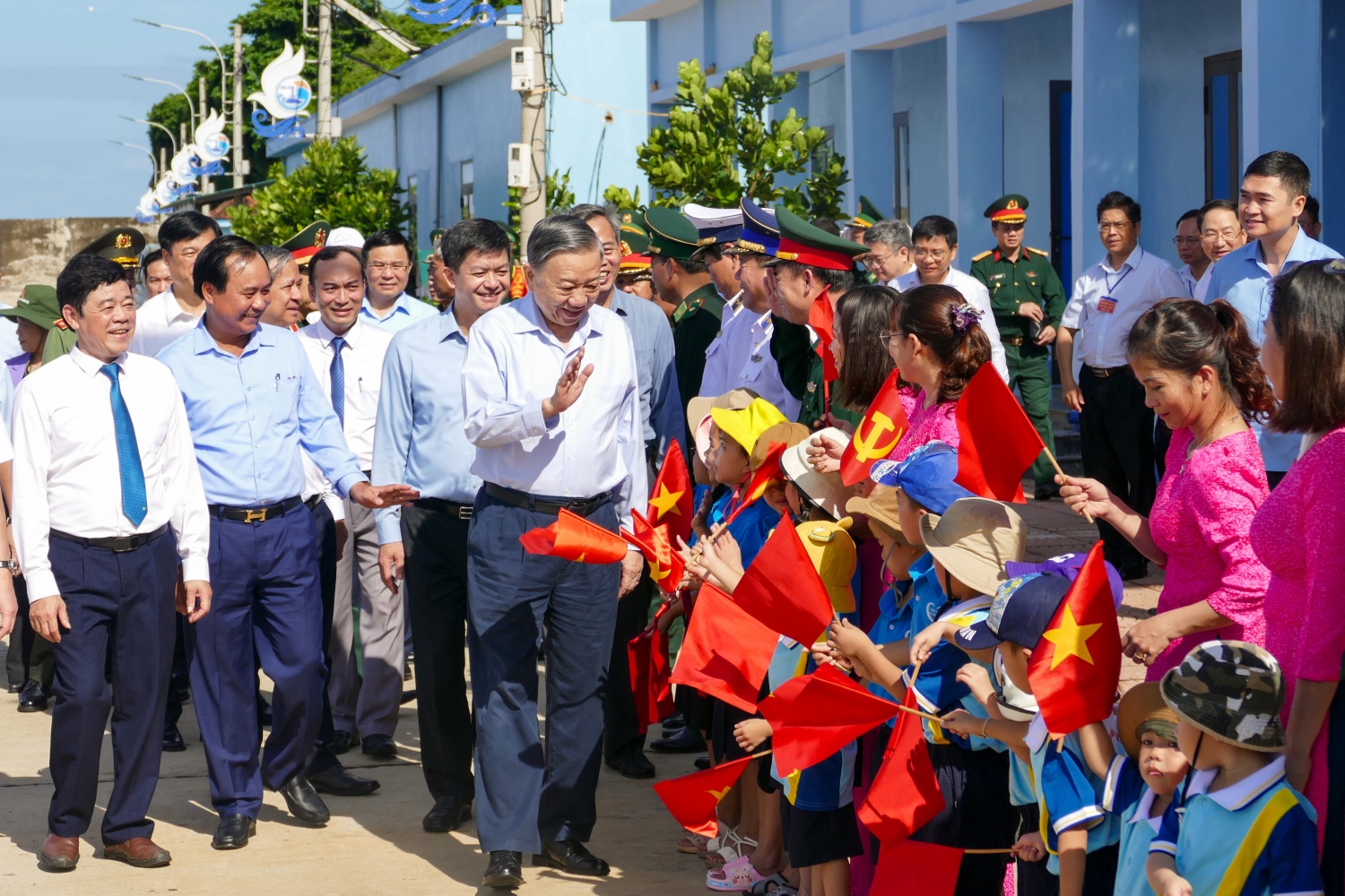 Tổng Bí thư, Chủ tịch nước Tô Lâm thăm và làm việc tại huyện đảo tiền tiêu Cồn Cỏ, tỉnh Quảng Trị Tổng Bí thư, Chủ tịch nước Tô Lâm thăm và làm việc tại huyện đảo tiền tiêu Cồn Cỏ, tỉnh Quảng Trị