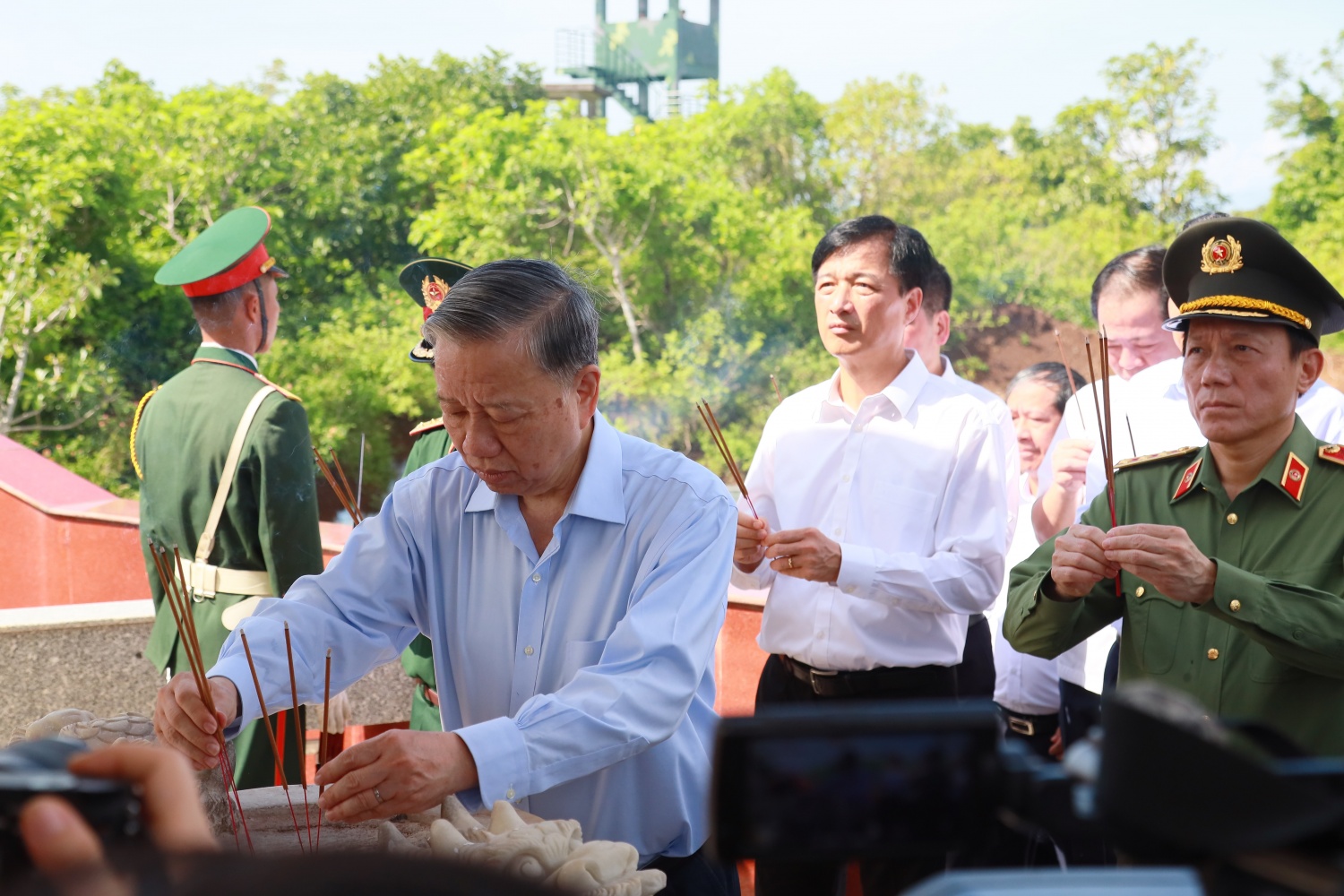 Tổng Bí thư, Chủ tịch nước Tô Lâm thăm và làm việc tại huyện đảo tiền tiêu Cồn Cỏ, tỉnh Quảng Trị Tổng Bí thư, Chủ tịch nước Tô Lâm thăm và làm việc tại huyện đảo tiền tiêu Cồn Cỏ, tỉnh Quảng Trị