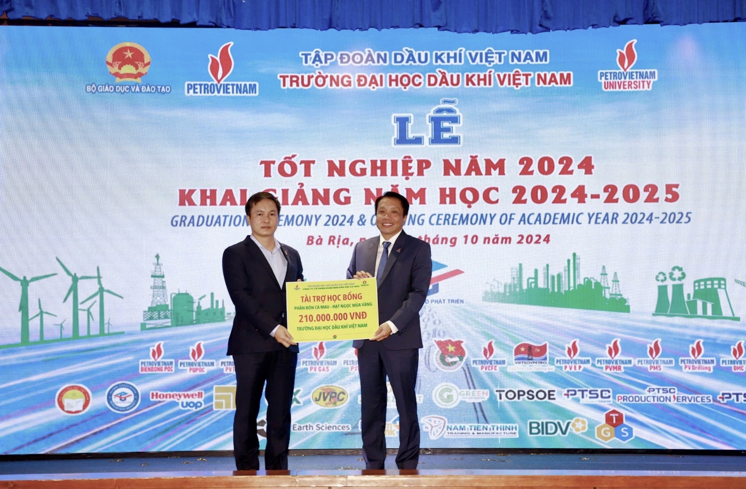 Phân bón Cà Mau - 8 năm vững bước đồng hành cùng giáo dục Trường Đại học Dầu khí Việt Nam Phân bón Cà Mau - 8 năm vững bước đồng hành cùng giáo dục Đại học Dầu khí Việt Nam