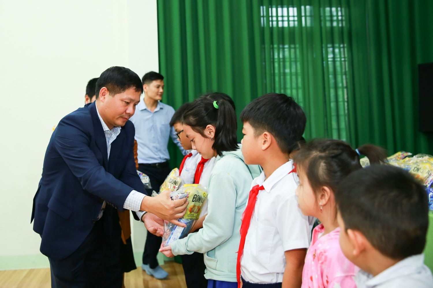 Ông Bùi Ngọc Dương - Phó Bí thư Đảng ủy, Tổng Giám đốc BSR trao quà cho các em học sinh nghèo hiếu học Ông Bùi Ngọc Dương - Phó Bí thư Đảng ủy, Tổng Giám đốc BSR trao quà cho các em học sinh nghèo hiếu học