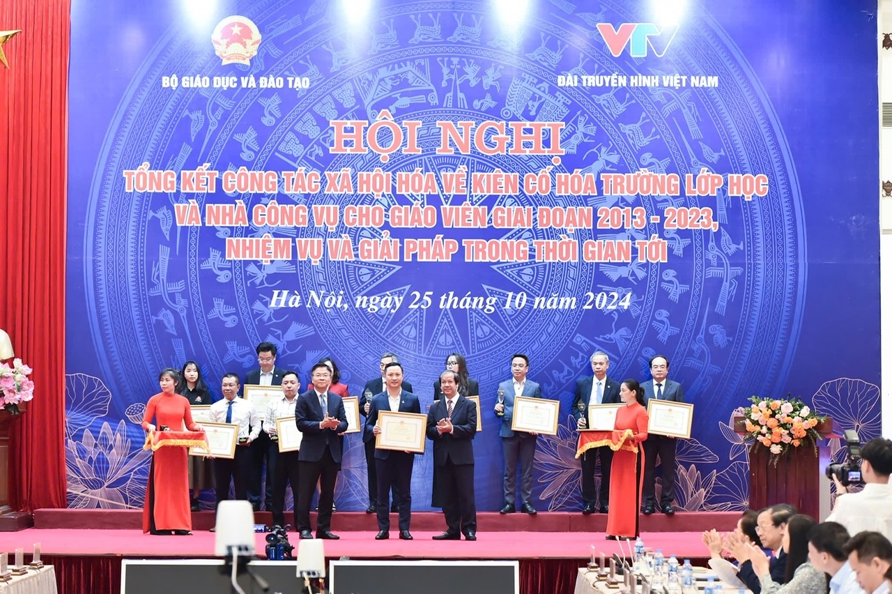 BSR nhận Biểu trưng và Bằng khen BSR và hành trình đầu tư cho giáo dục - đầu tư cho tương lai