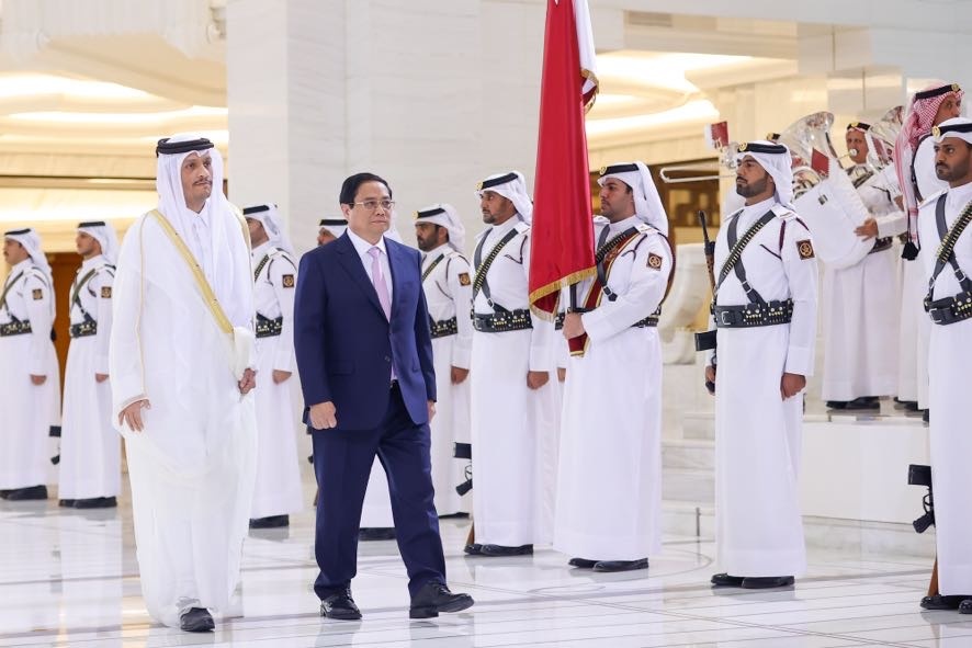 Thủ tướng Nhà nước Qatar Sheikh Mohammed bin Abdulrahman bin Jasim Al-Thani chủ trì lễ đón chính thức Thủ tướng Chính phủ Phạm Minh Chính và Phu nhân, cùng đoàn đại biểu cấp cao Việt Nam thăm chính thức Nhà nước Qatar - Ảnh: VGP/Nhật Bắc Thủ tướng Nhà nước Qatar Sheikh Mohammed bin Abdulrahman bin Jasim Al-Thani chủ trì lễ đón chính thức Thủ tướng Chính phủ Phạm Minh Chính và Phu nhân, cùng đoàn đại biểu cấp cao Việt Nam thăm chính thức Nhà nước Qatar - Ảnh: VGP/Nhật Bắc