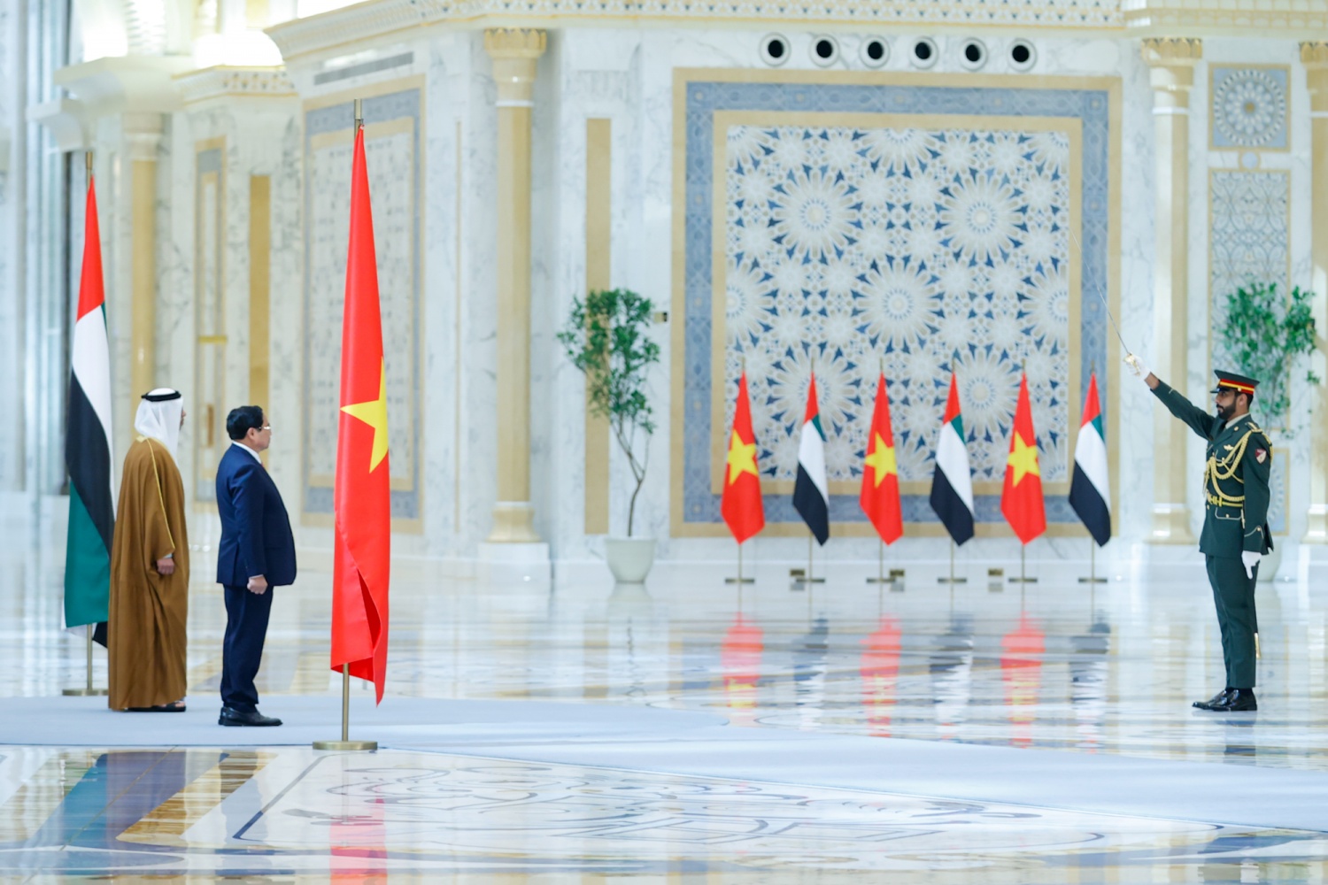 Phó Tổng thống UAE Sheikh Mansour Bin Zayed Al Nahyan chủ trì Lễ đón chính thức Thủ tướng Chính phủ Phạm Minh Chính thăm chính thức UAE - Ảnh: VGP/Nhật Bắc Phó Tổng thống UAE Sheikh Mansour Bin Zayed Al Nahyan chủ trì Lễ đón chính thức Thủ tướng Chính phủ Phạm Minh Chính thăm chính thức UAE - Ảnh: VGP/Nhật Bắc