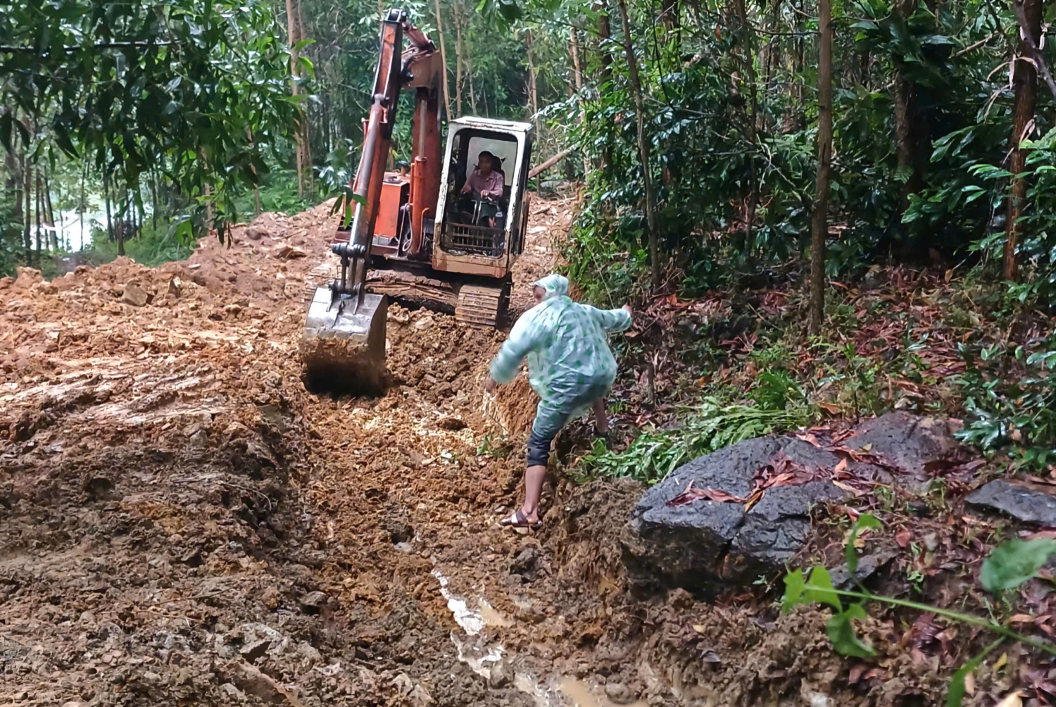 tổ chức kiểm tra các khu vực có nguy cơ cao bị sạt lở đất, lũ quét, ngập úng để kịp thời di dời, sơ tán người dân đến nơi an toàn tổ chức kiểm tra các khu vực có nguy cơ cao bị sạt lở đất, lũ quét, ngập úng để kịp thời di dời, sơ tán người dân đến nơi an toàn