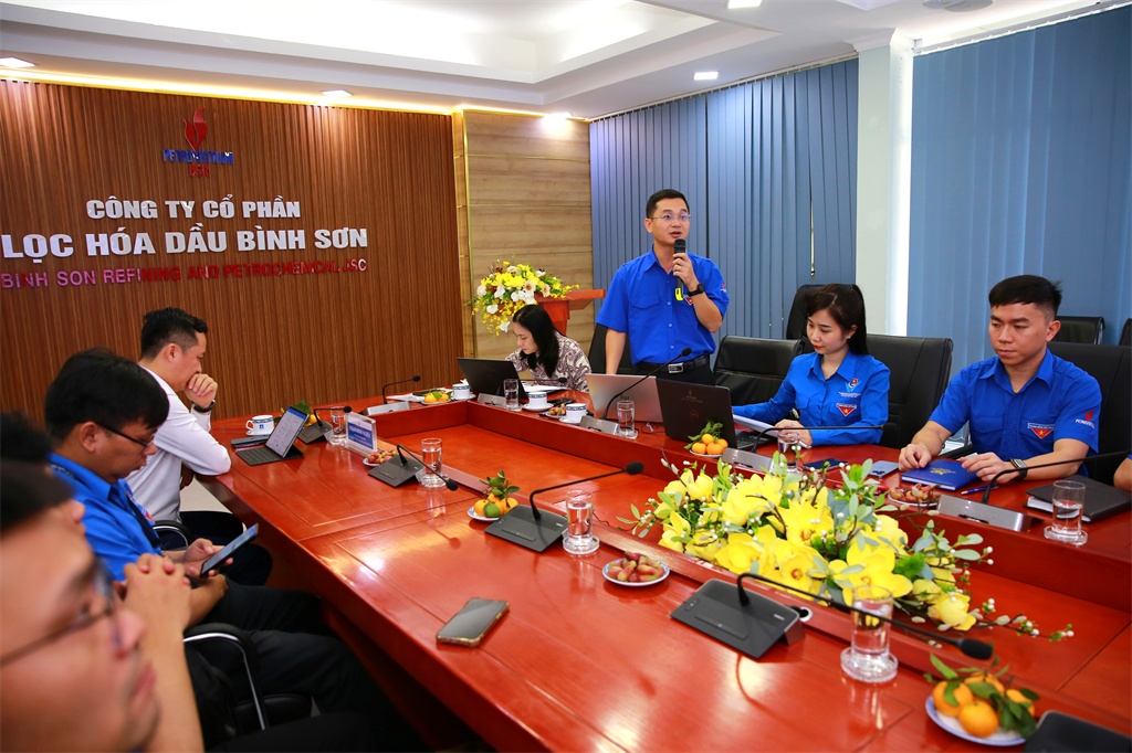 Bí thư Đoàn Thanh niên BSR, Phó Chánh Văn phòng Nguyễn Huy Du trình bày tham luận “Phát huy tinh thần đoàn kết của thanh niên BSR trong thực hiện nhiệm vụ được giao gắn với văn hoá BSR và lan tỏa văn hóa tiết kiệm tại công ty”. Bí thư Đoàn Thanh niên BSR, Phó Chánh Văn phòng Nguyễn Huy Du trình bày tham luận “Phát huy tinh thần đoàn kết của thanh niên BSR trong thực hiện nhiệm vụ được giao gắn với văn hoá BSR và lan tỏa văn hóa tiết kiệm tại công ty”.