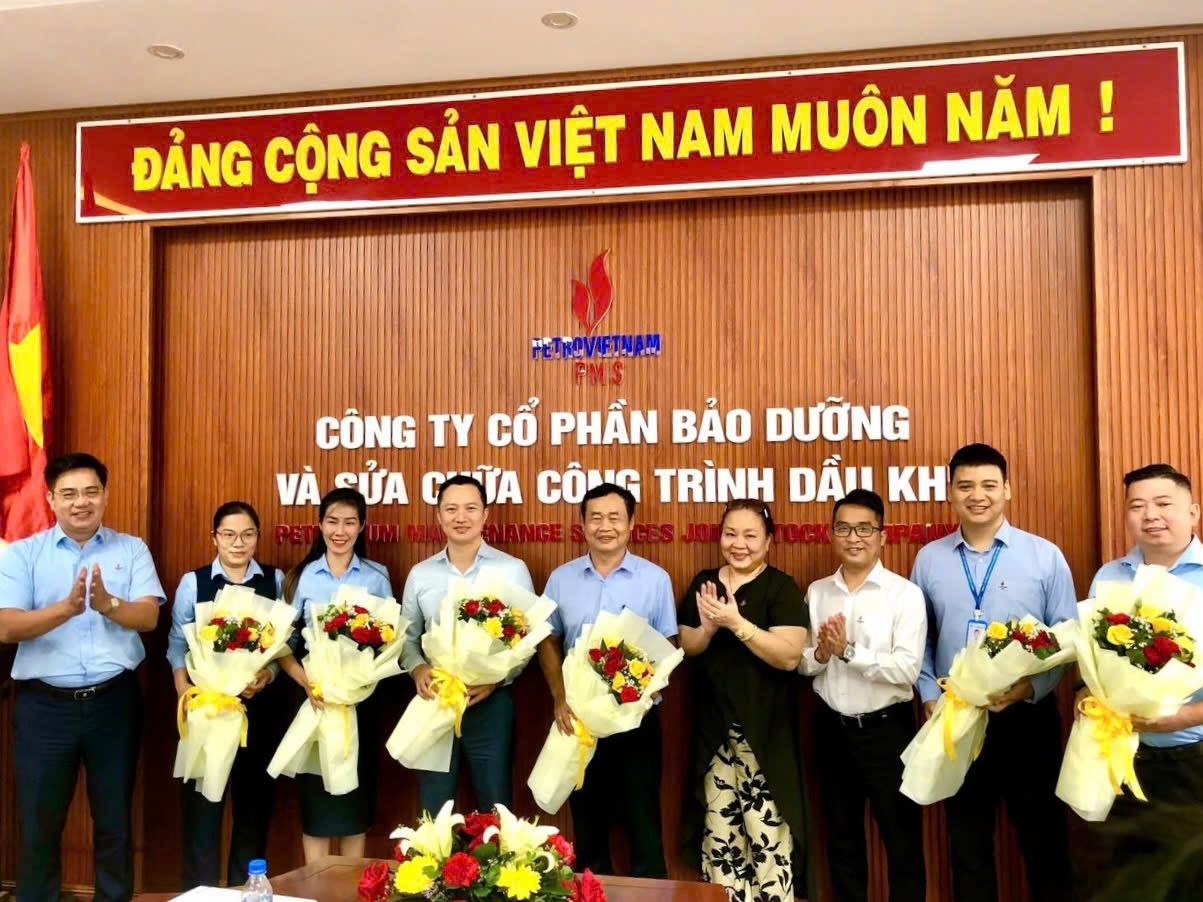 Đại diện Ban lãnh đạo PVMR và PMS  tặng hoa cho các đồng chí mới được bổ nhiệm.