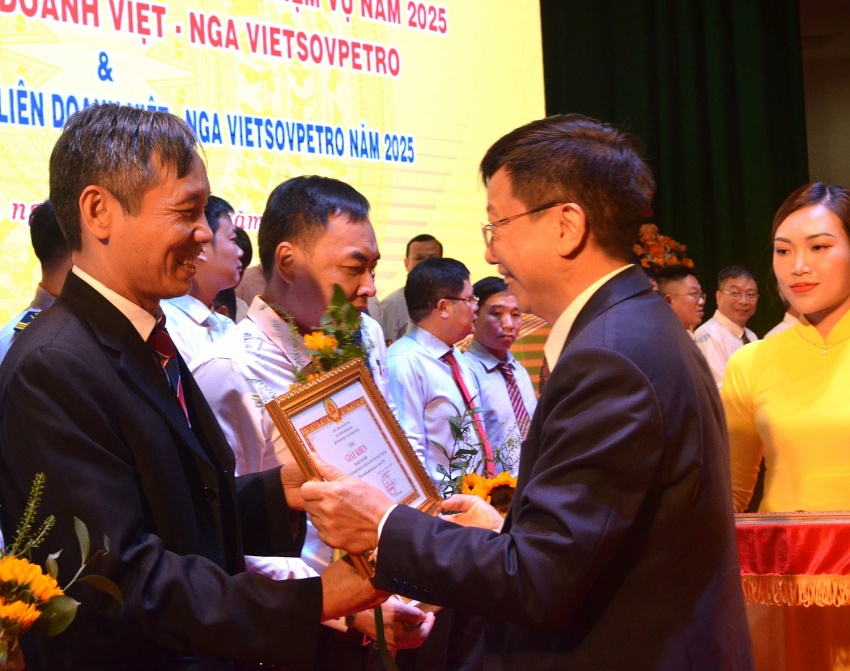 Vietsovpetro tổ chức Hội nghị Tổng kết công tác Đảng năm 2024 và Hội nghị Người lao động năm 2025 Vietsovpetro tổ chức Hội nghị Tổng kết công tác Đảng năm 2024 và Hội nghị Người lao động năm 2025
