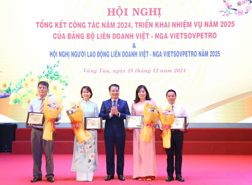 Vietsovpetro tổ chức Hội nghị Tổng kết công tác Đảng năm 2024 và Hội nghị Người lao động năm 2025 Vietsovpetro tổ chức Hội nghị Tổng kết công tác Đảng năm 2024 và Hội nghị Người lao động năm 2025