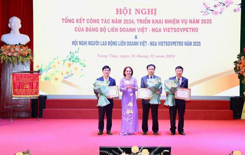 Vietsovpetro tổ chức Hội nghị Tổng kết công tác Đảng năm 2024 và Hội nghị Người lao động năm 2025 Vietsovpetro tổ chức Hội nghị Tổng kết công tác Đảng năm 2024 và Hội nghị Người lao động năm 2025