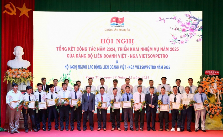 Vietsovpetro tổ chức Hội nghị Tổng kết công tác Đảng năm 2024 và Hội nghị Người lao động năm 2025 Vietsovpetro tổ chức Hội nghị Tổng kết công tác Đảng năm 2024 và Hội nghị Người lao động năm 2025