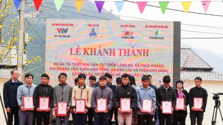 Người dân thôn Kho Vàng xúc động nhận nhà mới