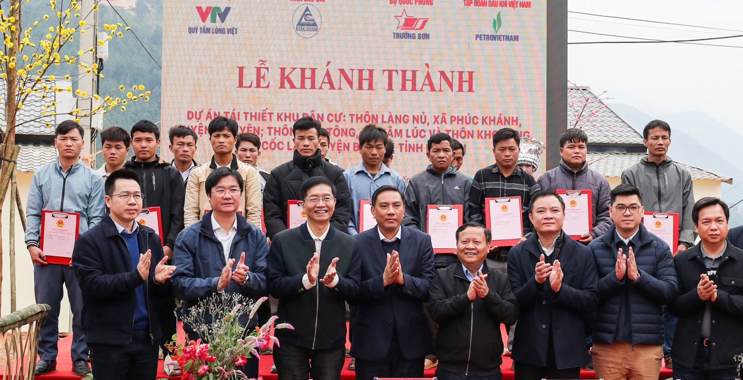 Lãnh đạo tỉnh Lào Cai, Petrovietnam, các đơn vị thành viên Petrovietnam cắt băng khánh thành khu tái thiết thôn Kho Vàng