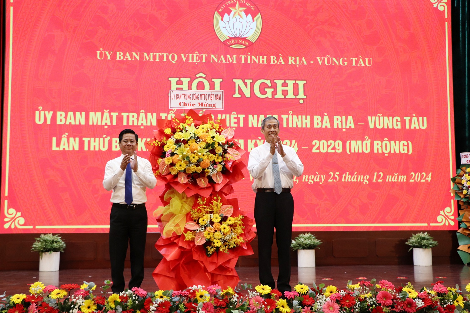 Ông Võ Văn Thiện, Ủy viên Ủy ban Trung ương MTTQ Việt Nam, Trưởng Ban Công tác phía Nam Ủy ban Trung ương MTTQ Việt Nam tặng hoa chúc mừng Hội nghị