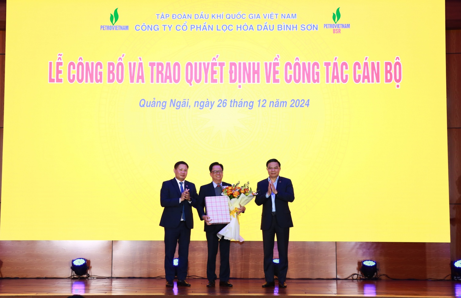 Ban lãnh đạo Tập đoàn Dầu khí Việt Nam tặng hoa, quà tri ân đồng chí Nguyễn Văn Hội. Ban lãnh đạo Tập đoàn Dầu khí Việt Nam tặng hoa, quà tri ân đồng chí Nguyễn Văn Hội.