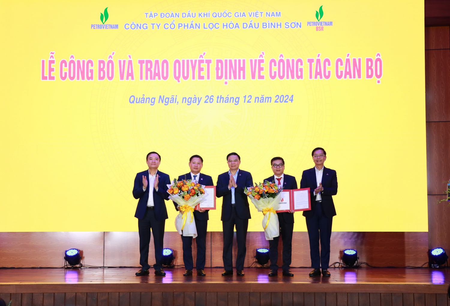 Đồng chí Lê Mạnh Hùng - Bí thư Đảng ủy, Chủ tịch HĐTV Tập đoàn Dầu khí Việt Nam trao quyết định cho các đồng chí được Đảng ủy Tập đoàn Dầu khí Quốc gia Việt Nam chỉ định Bí thư, Phó Bí thư Đảng ủy. Đồng chí Lê Ngọc Sơn - Tổng Giám đốc Tập đoàn và đồng chí Trần Quang Dũng - Phó Bí thư Thường trực Đảng ủy Tập đoàn Dầu khí Quốc gia Việt Nam tặng hoa chúc mừng. Đồng chí Lê Mạnh Hùng - Bí thư Đảng ủy, Chủ tịch HĐTV Tập đoàn Dầu khí Việt Nam trao quyết định cho các đồng chí được Đảng ủy Tập đoàn Dầu khí Quốc gia Việt Nam chỉ định Bí thư, Phó Bí thư Đảng ủy. Đồng chí Lê Ngọc Sơn - Tổng Giám đốc Tập đoàn và đồng chí Trần Quang Dũng - Phó Bí thư Thường trực Đảng ủy Tập đoàn Dầu khí Quốc gia Việt Nam tặng hoa chúc mừng.