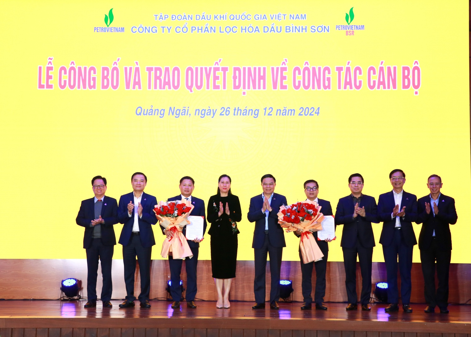 Dưới sự chứng kiến của lãnh đạo tỉnh Quảng Ngãi và lãnh đạo Tập đoàn; HĐQT BSR trao các quyết định về việc bổ nhiệm tân Chủ tịch HĐQT Bùi Ngọc Dương và tân Tổng Giám đốc BSR Nguyễn Việt Thắng. Dưới sự chứng kiến của lãnh đạo tỉnh Quảng Ngãi và lãnh đạo Tập đoàn; HĐQT BSR trao các quyết định về việc bổ nhiệm tân Chủ tịch HĐQT Bùi Ngọc Dương và tân Tổng Giám đốc BSR Nguyễn Việt Thắng.