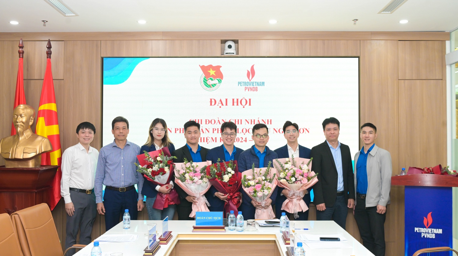 Các đại biểu tặng hoa chúc mừng 5 đồng chí tham gia Ban Chấp hành Chi đoàn nhiệm kỳ 2024-2027 Các đại biểu tặng hoa chúc mừng 5 đồng chí tham gia Ban Chấp hành Chi đoàn nhiệm kỳ 2024-2027