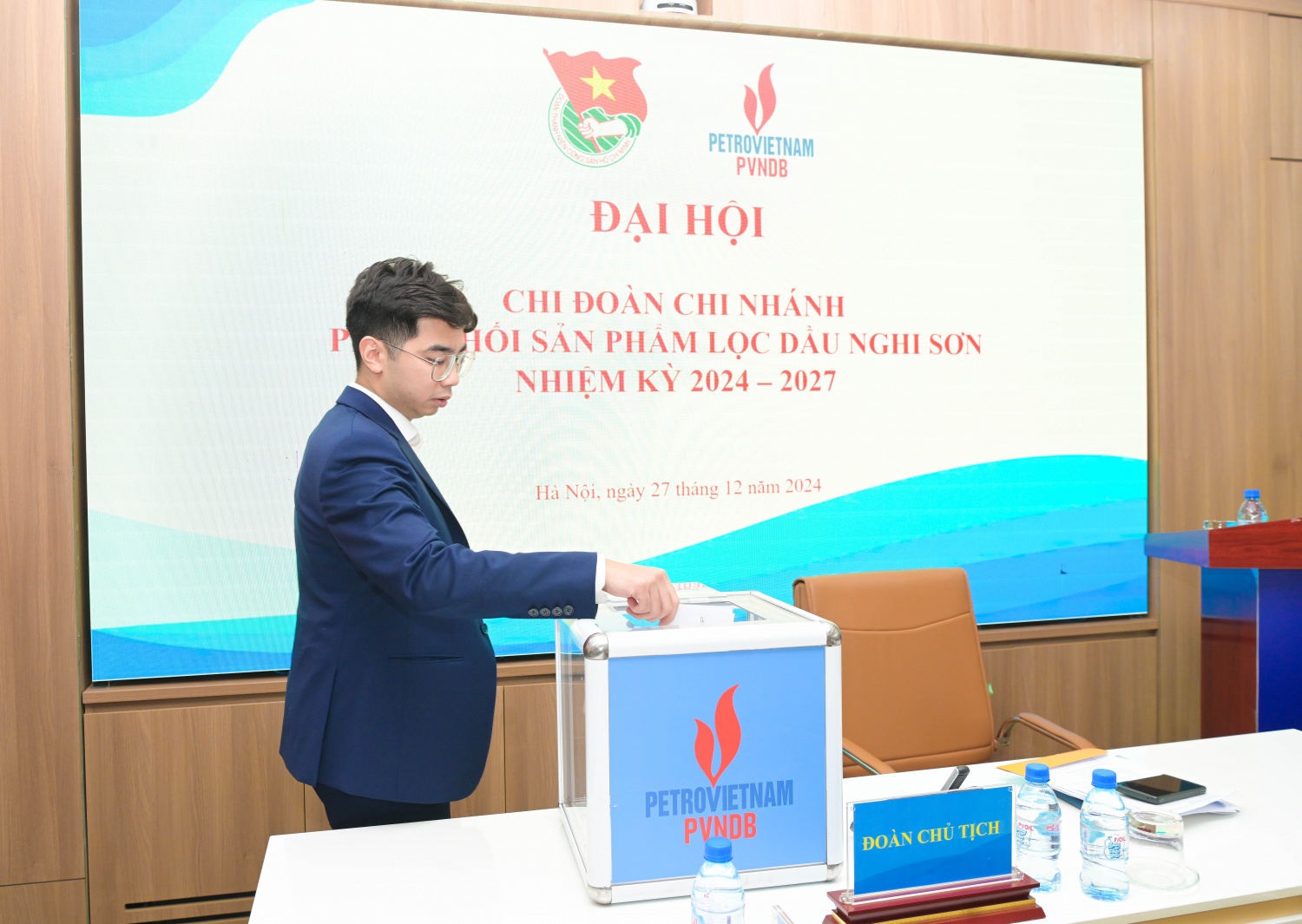 Các đoàn viên tham gia bỏ phiếu bầu BCH Chi đoàn nhiệm kỳ 2024-2027 Các đoàn viên tham gia bỏ phiếu bầu BCH Chi đoàn nhiệm kỳ 2024-2027