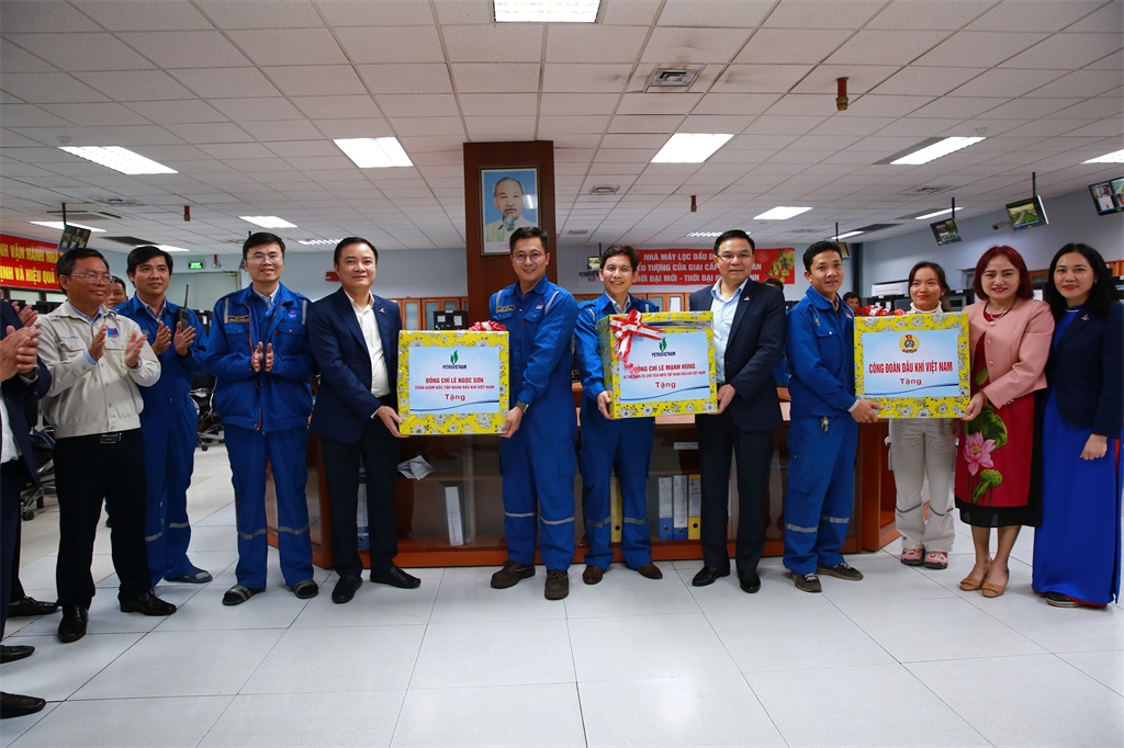Lãnh đạo Tập đoàn Dầu khí Việt Nam tặng quà, động viên NLĐ BSR vận hành tại Phòng Điều khiển trung tâm NMLD Dung Quất. Lãnh đạo Tập đoàn Dầu khí Việt Nam tặng quà, động viên NLĐ BSR vận hành tại Phòng Điều khiển trung tâm NMLD Dung Quất.