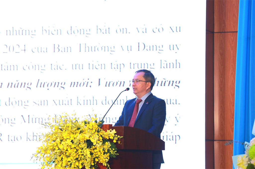 Đồng chí Khương Lê Thành - Phó Bí thư Thường trực Đảng ủy, Thành viên HĐQT BSR báo cáo tổng kết công tác Đảng tại hội nghị. Đồng chí Khương Lê Thành - Phó Bí thư Thường trực Đảng ủy, Thành viên HĐQT BSR báo cáo tổng kết công tác Đảng tại hội nghị.