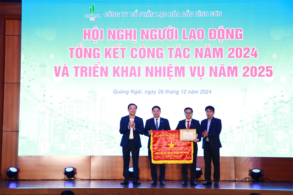 Ủy ban Quản lý vốn nhà nước tại Doanh nghiệp tặng cờ thi đua cho Công ty BSR về thành tích xuất sắc, dẫn đầu phong trào thi đua. Ủy ban Quản lý vốn nhà nước tại Doanh nghiệp tặng cờ thi đua cho Công ty BSR về thành tích xuất sắc, dẫn đầu phong trào thi đua.