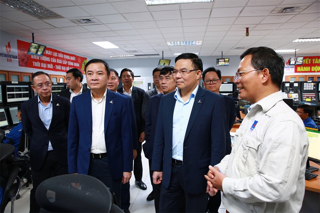 Lãnh đạo Tập đoàn Dầu khí Việt Nam kiểm tra công tác vận hành NMLD Dung Quất. Lãnh đạo Tập đoàn Dầu khí Việt Nam kiểm tra công tác vận hành NMLD Dung Quất.