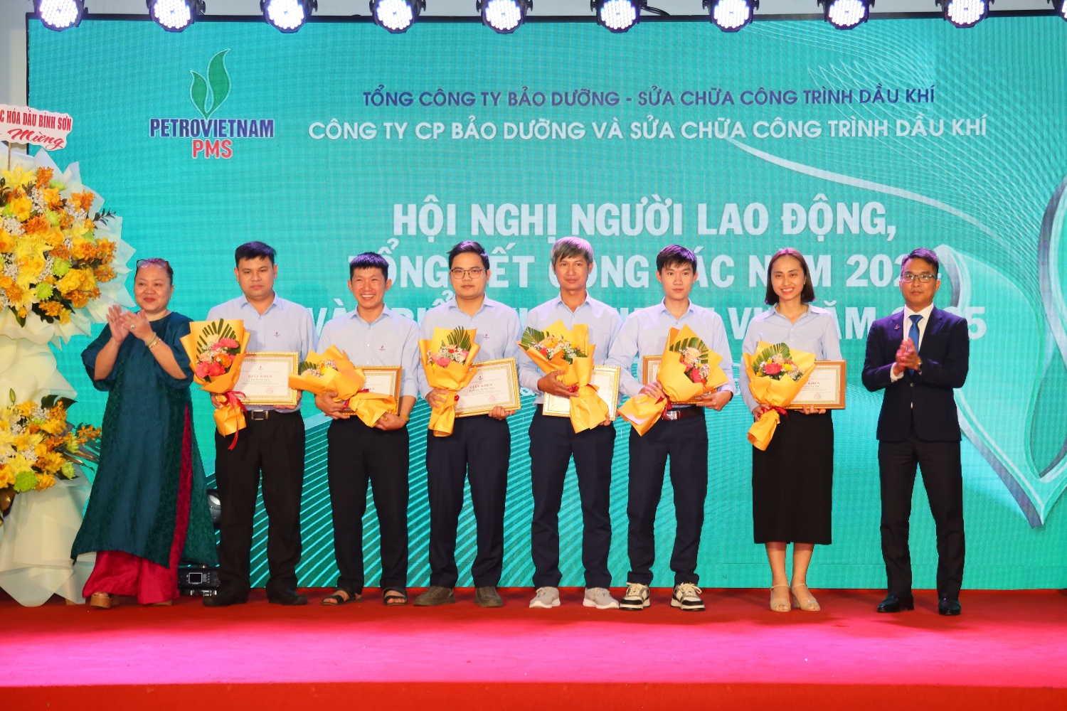 Ban lãnh đạo PMS trao tặng bằng khen cho các cá nhân tiêu biểu đóng góp tích cực vào kết quả SXKD trong năm 2024 của đơn vị. Ban lãnh đạo PMS trao tặng bằng khen cho các cá nhân tiêu biểu đóng góp tích cực vào kết quả SXKD trong năm 2024 của đơn vị.