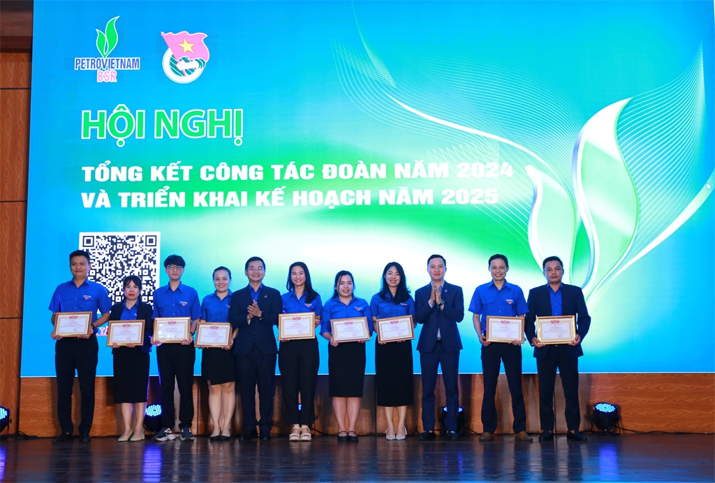Đoàn TN BSR khen thưởng 7 tập thể hoàn thành xuất sắc nhiệm vụ và 2 tập thể hoàn thành tốt nhiệm vụ trong năm 2024. Đoàn TN BSR khen thưởng 7 tập thể hoàn thành xuất sắc nhiệm vụ và 2 tập thể hoàn thành tốt nhiệm vụ trong năm 2024.