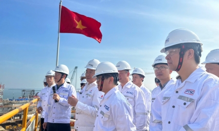 Thứ trưởng Bộ Công Thương Trương Thanh Hoài thăm khu chế tạo chân đế điện gió ngoài khơi PTSC
