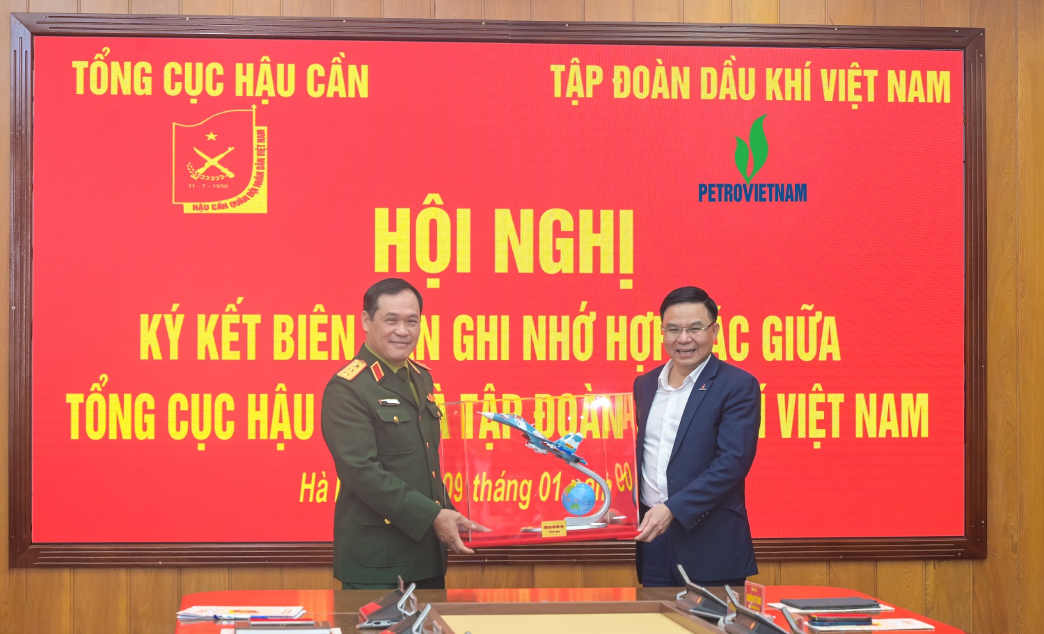 Petrovietnam ký Biên bản ghi nhớ hợp tác với Tổng cục Hậu cần Petrovietnam ký Biên bản ghi nhớ hợp tác với Tổng cục Hậu cần