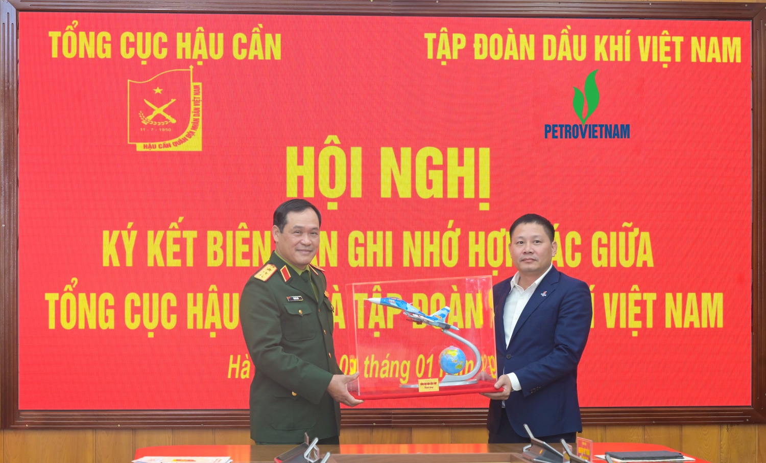 Petrovietnam ký Biên bản ghi nhớ hợp tác với Tổng cục Hậu cần Petrovietnam ký Biên bản ghi nhớ hợp tác với Tổng cục Hậu cần