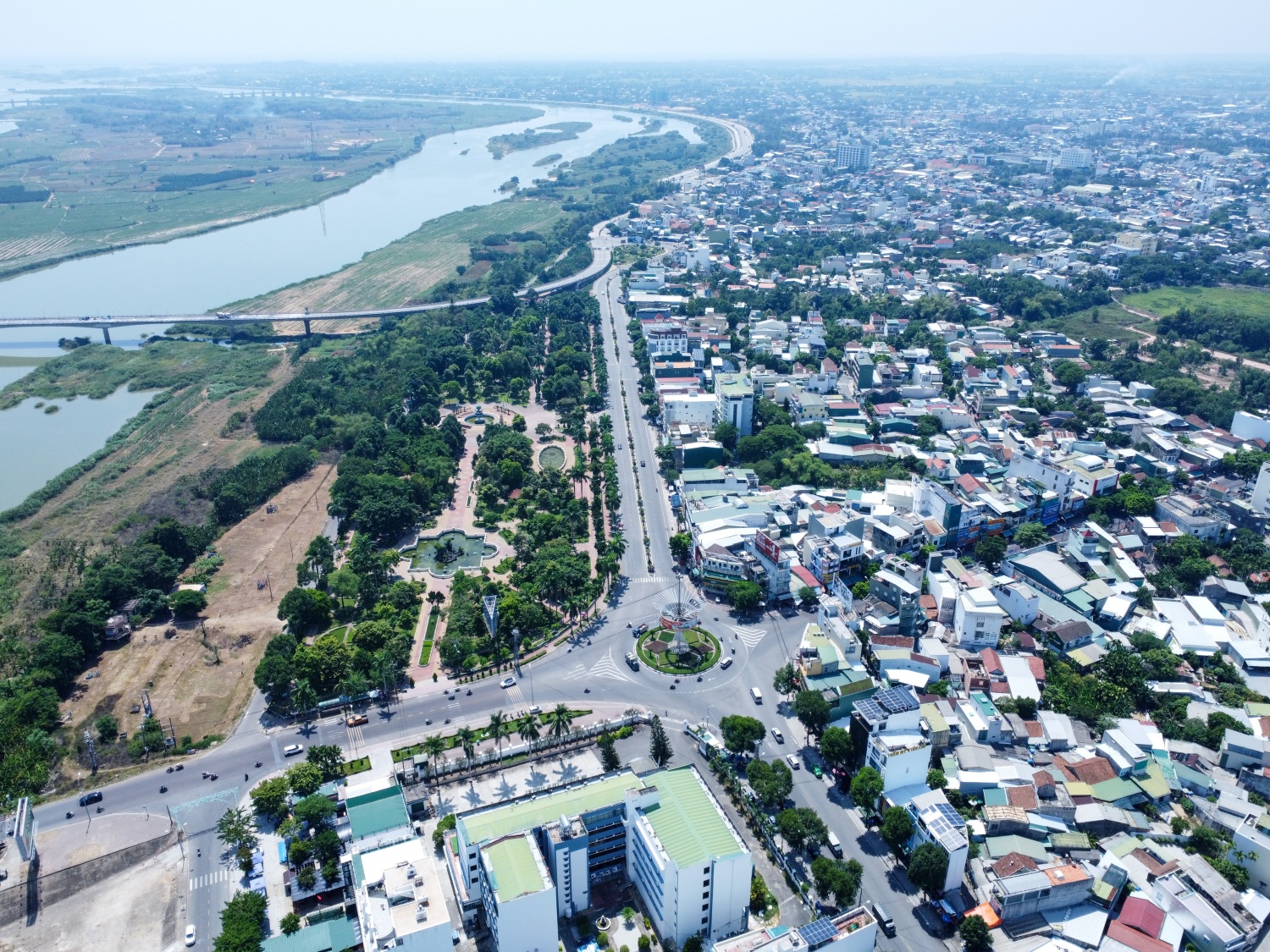 Khu vực bờ kè đoạn công viên Ba Tơ (vòng xoay Hai Bà Trưng, Quang Trung). Khu vực bờ kè đoạn công viên Ba Tơ (vòng xoay Hai Bà Trưng, Quang Trung).