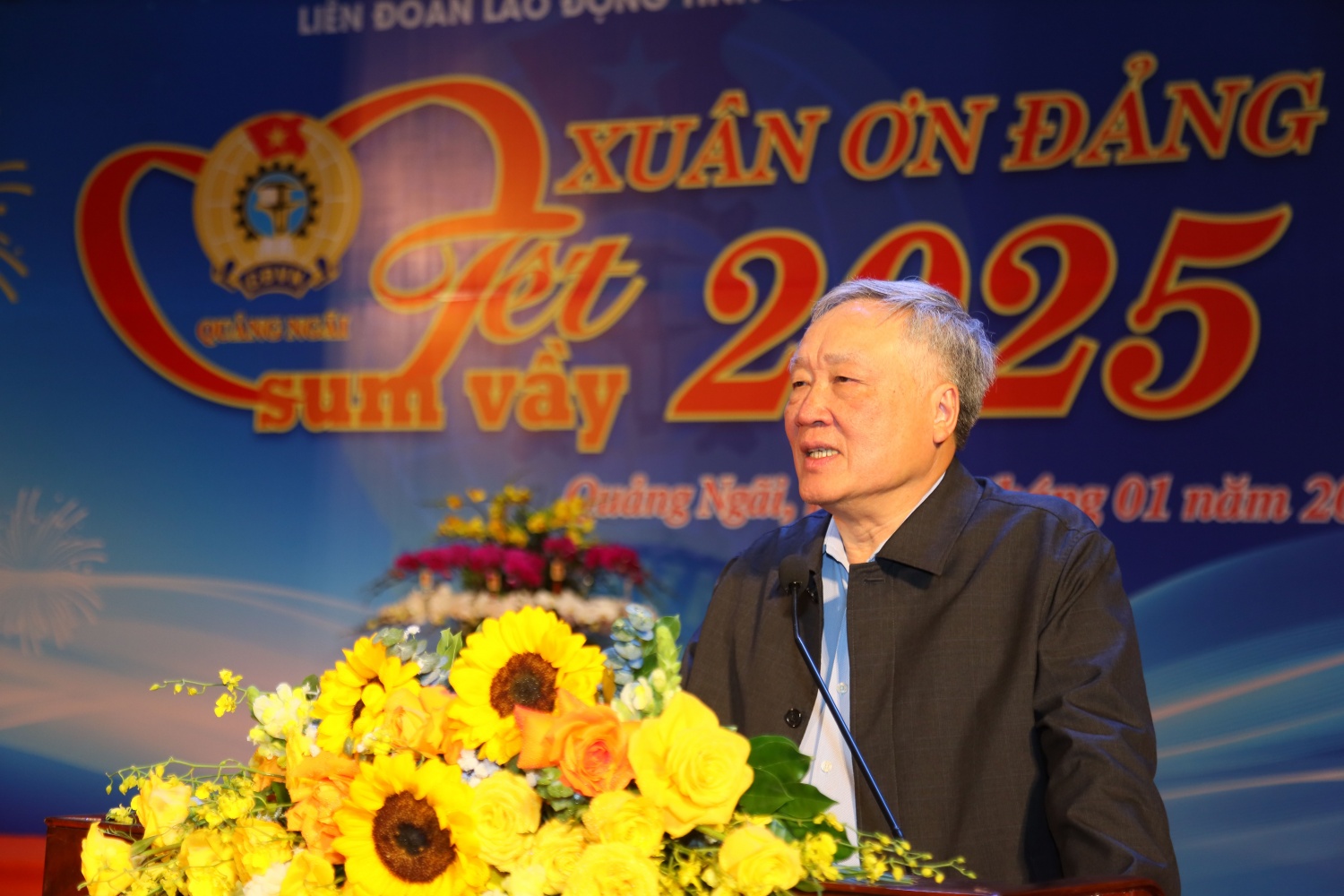 Phó Thủ tướng Thường trực Nguyễn Hòa Bình thăm, tặng quà tết cho NLĐ tỉnh Quảng Ngãi