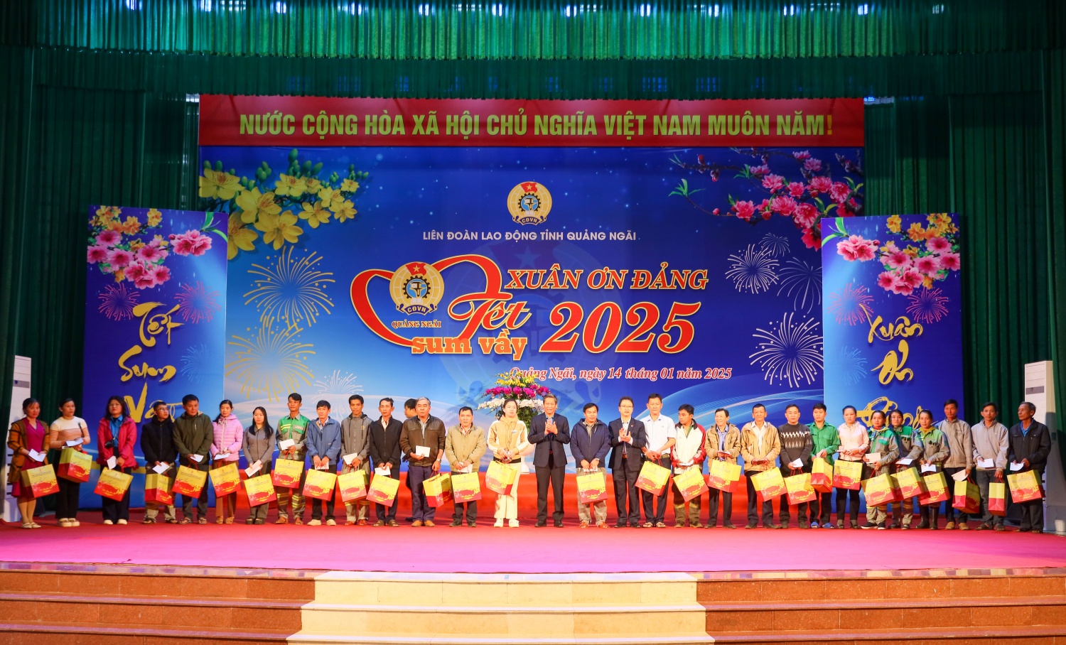 Phó Thủ tướng Thường trực Nguyễn Hòa Bình thăm, tặng quà tết cho NLĐ tỉnh Quảng Ngãi