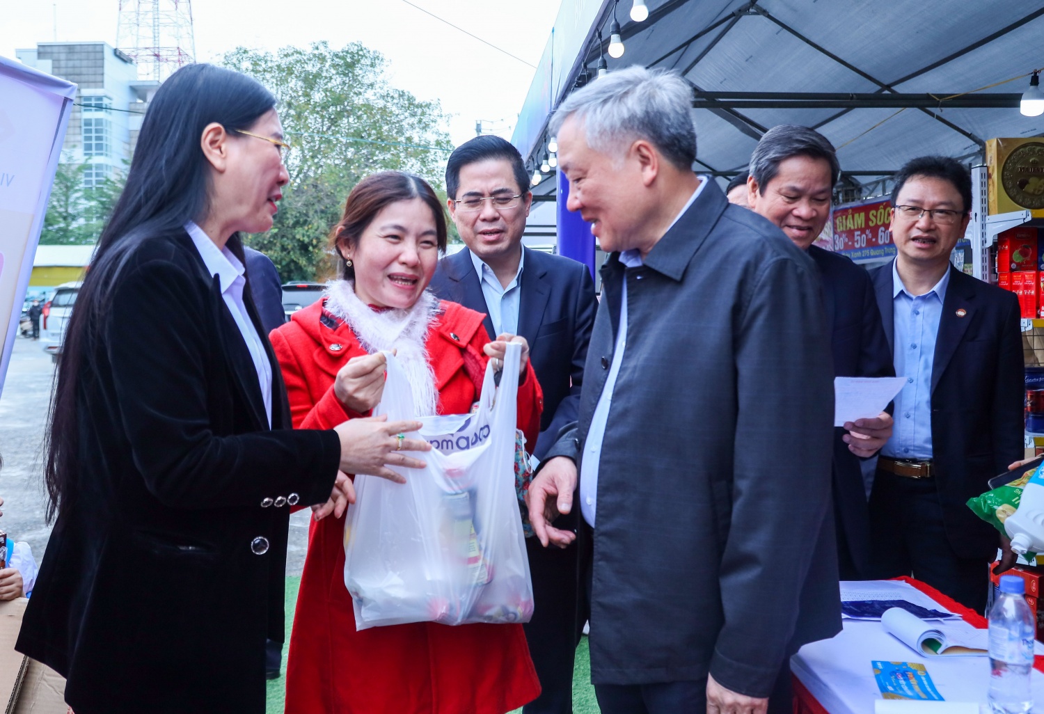 Phó Thủ tướng Thường trực Nguyễn Hòa Bình thăm, tặng quà tết cho NLĐ tỉnh Quảng Ngãi