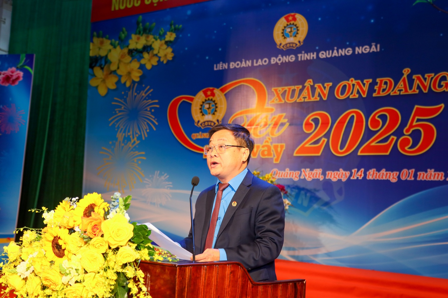 Phó Thủ tướng Thường trực Nguyễn Hòa Bình thăm, tặng quà tết cho NLĐ tỉnh Quảng Ngãi