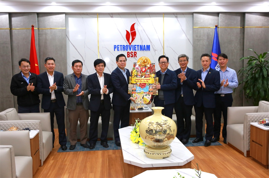 Chủ tịch UBND tỉnh Quảng Ngãi Nguyễn Hoàng Giang  cùng lãnh đạo các sở, ban, ngành thăm hỏi và  tặng quà cho CBCNV BSR.