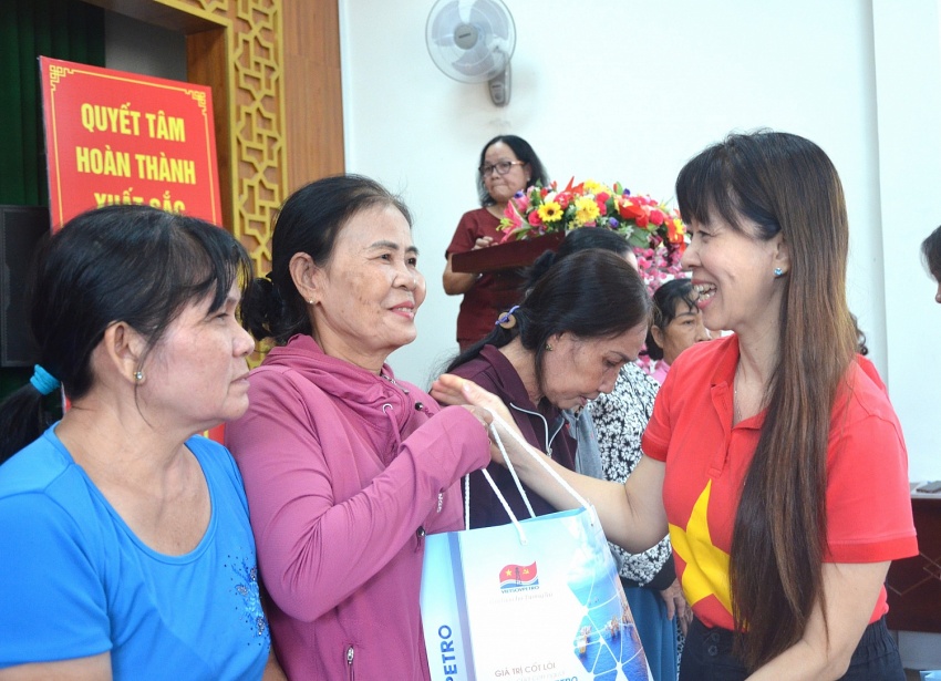 Chuỗi hoạt động ý nghĩa của Ban Nữ Công Vietsovpetro Chào đón Xuân Ất Tỵ 2025 Ban Nữ công Công đoàn Vietsovpetro tổ chức chuỗi hoạt động ý nghĩa chào đón xuân Ất Tỵ 2025