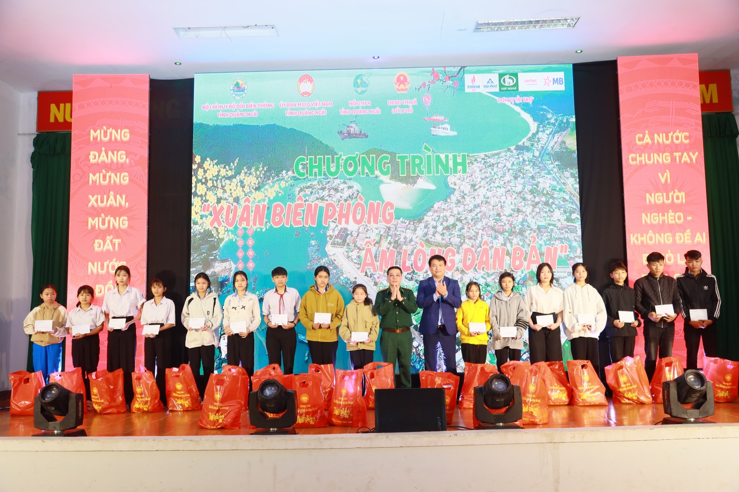 Quảng Ngãi: Hơn 220 phần quà Tết được trao tại chương trình “Xuân Biên phòng ấm lòng dân bản”