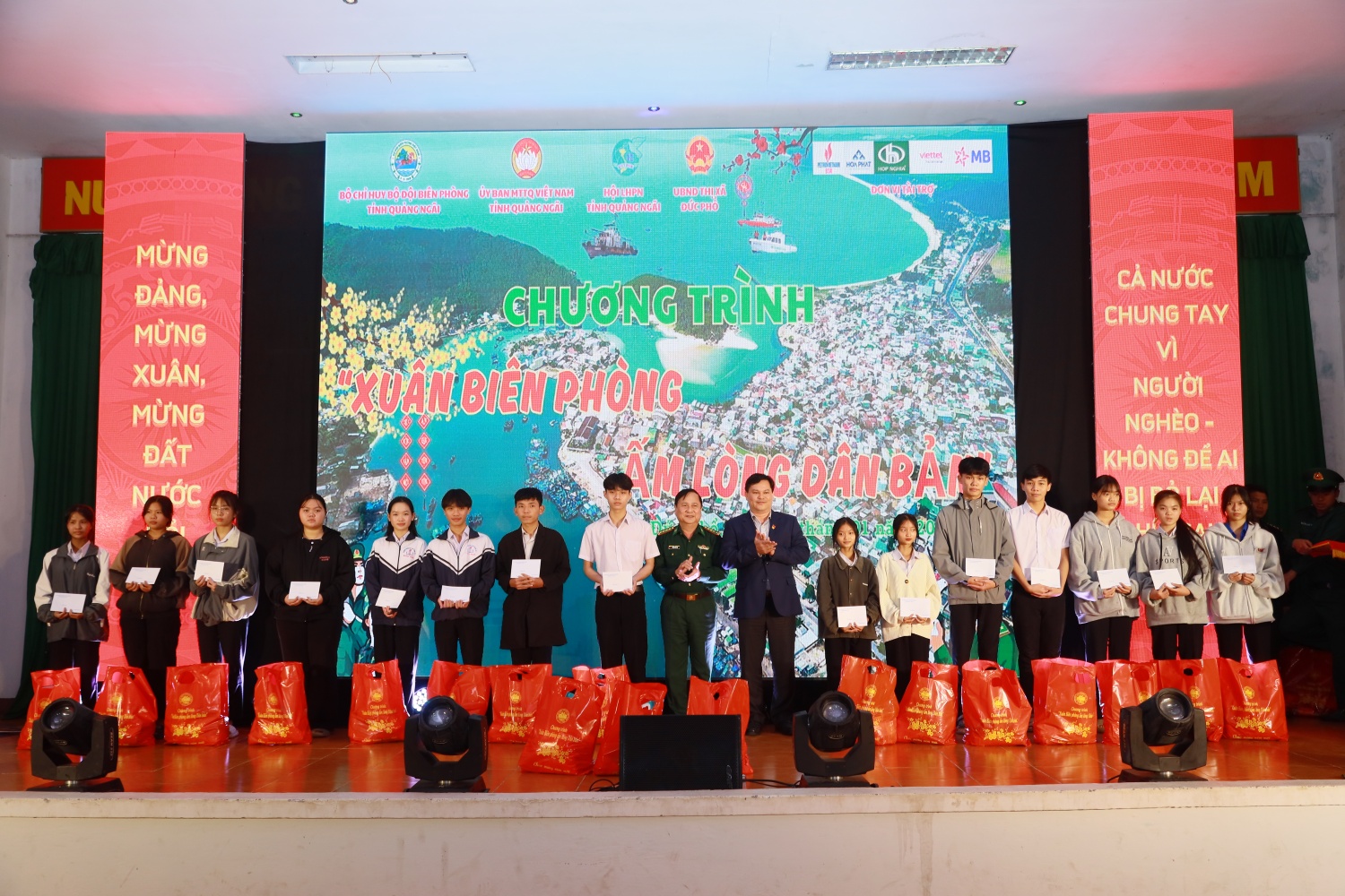 Quảng Ngãi: Hơn 220 phần quà Tết được trao tại chương trình “Xuân Biên phòng ấm lòng dân bản”