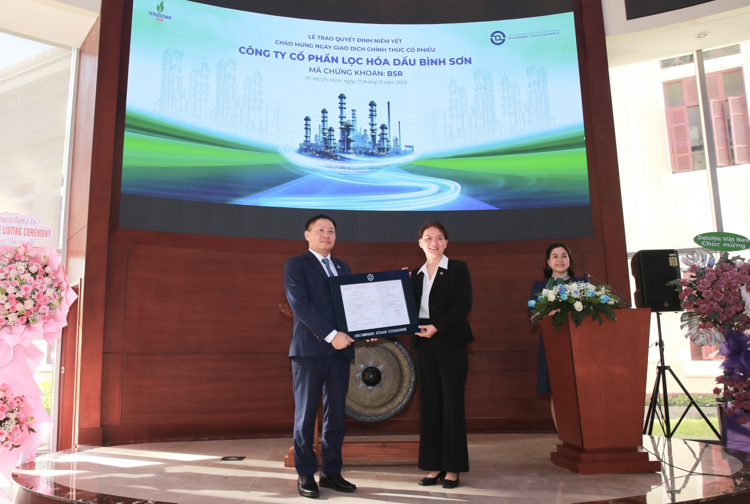 Trao quyết định