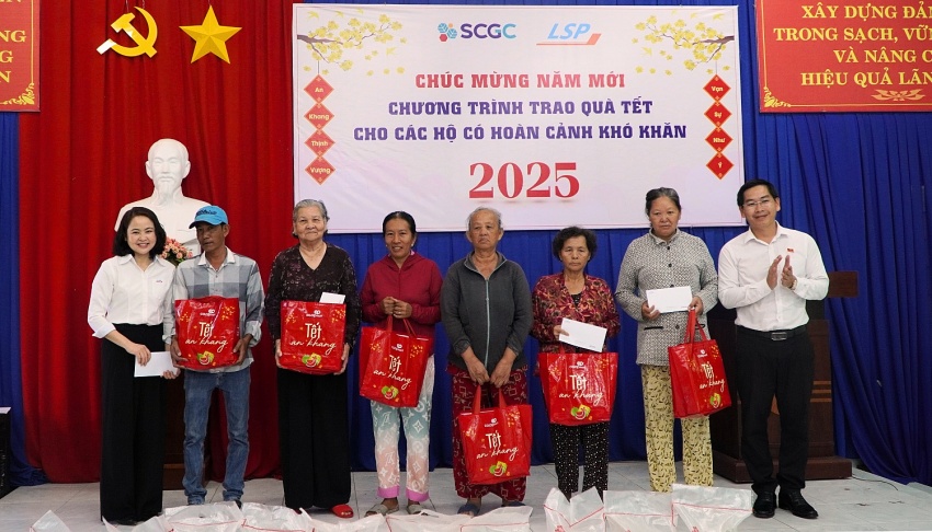 Bà Rịa - Vũng Tàu: LSP trao quà Tết cho các hộ gia đình khó khăn tại xã Long Sơn Bà Rịa - Vũng Tàu: LSP trao quà Tết cho các hộ gia đình khó khăn tại xã Long Sơn