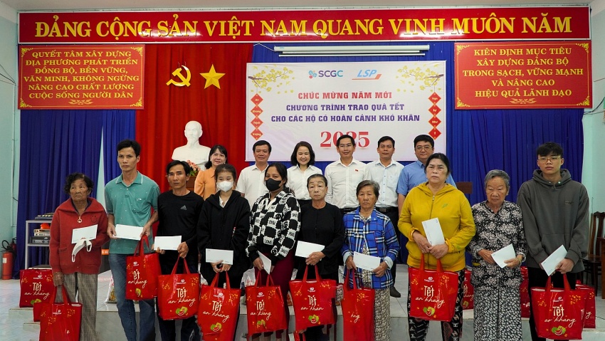 Bà Rịa - Vũng Tàu: LSP trao quà Tết cho các hộ gia đình khó khăn tại xã Long Sơn Bà Rịa - Vũng Tàu: LSP trao quà Tết cho các hộ gia đình khó khăn tại xã Long Sơn