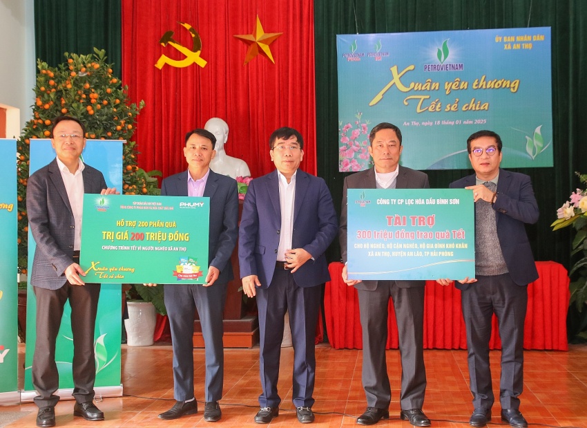 Ông Lê Xuân Huyên cùng ông Nguyễn Việt Thắng và ông Phan Công Thành trao hỗ trợ cho nhân dân xã An Thọ Ông Lê Xuân Huyên cùng ông Nguyễn Việt Thắng và ông Phan Công Thành trao hỗ trợ cho nhân dân xã An Thọ