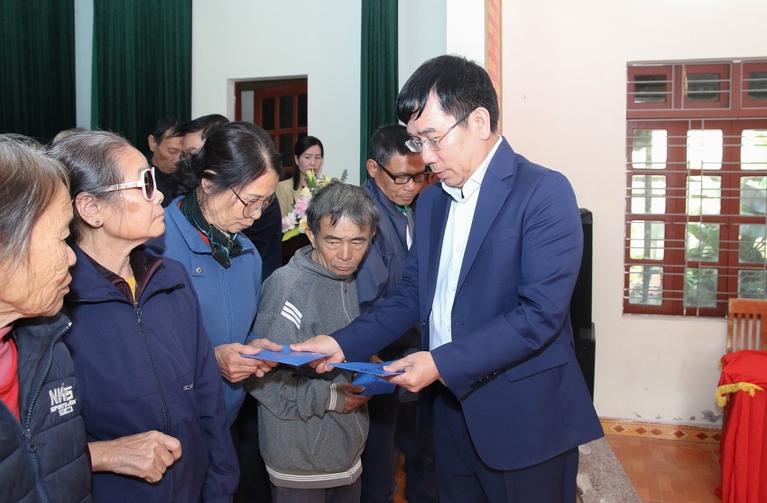 Ông Lê Xuân Huyên trao những phần quà cho bà con xã An Thọ Ông Lê Xuân Huyên trao những phần quà cho bà con xã An Thọ
